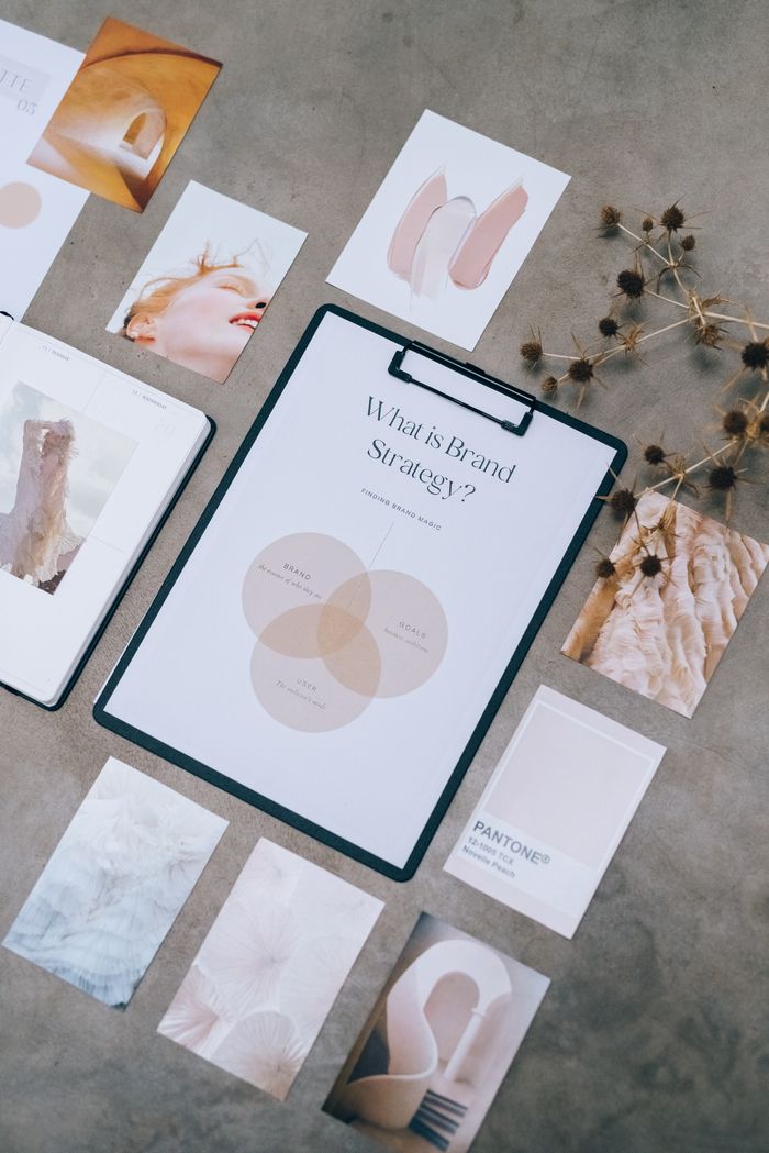 Composizione dall’alto dal gusto estetico di documenti di branding e design su una superficie materica.